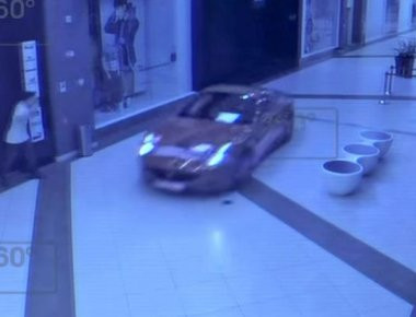 Το είδαμε και αυτό! Πρώην δήμαρχος μπούκαρε με Φεράρι σε εμπορικό (βίντεο)